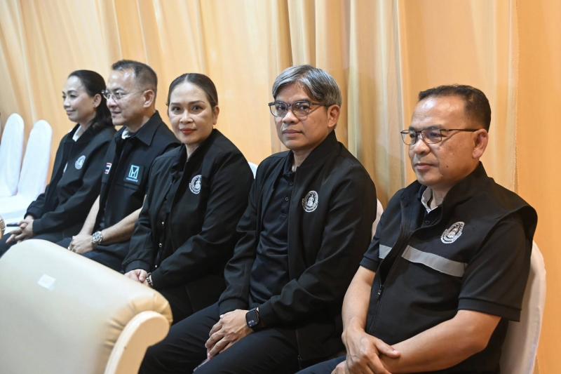 รมว.พม. พบปะให้กำล�