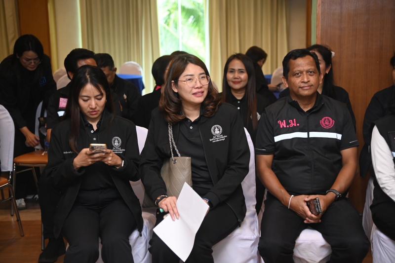 รมว.พม. พบปะให้กำล�