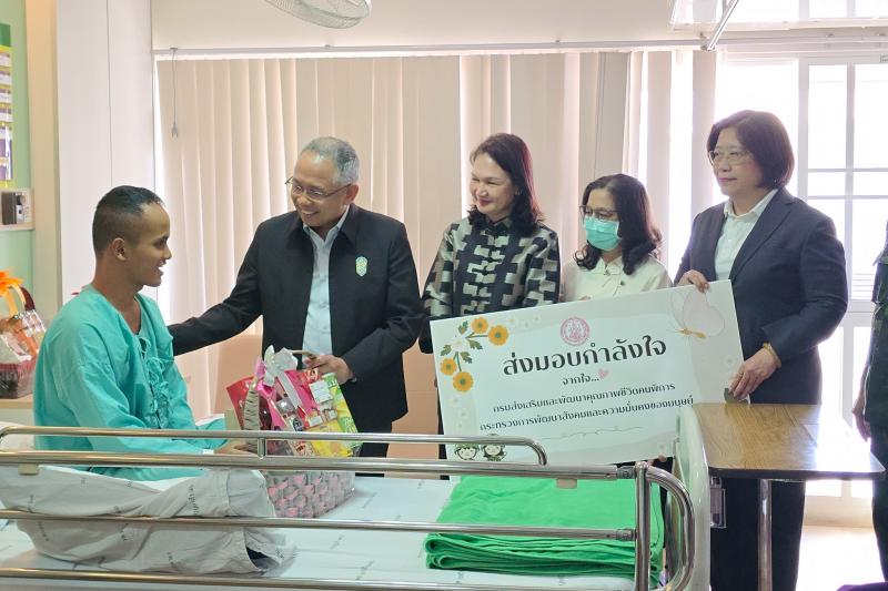 ปลัด พม. พร้อมด้วย �