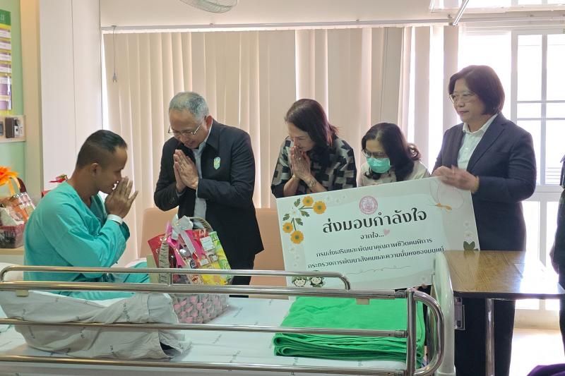 ปลัด พม. พร้อมด้วย �