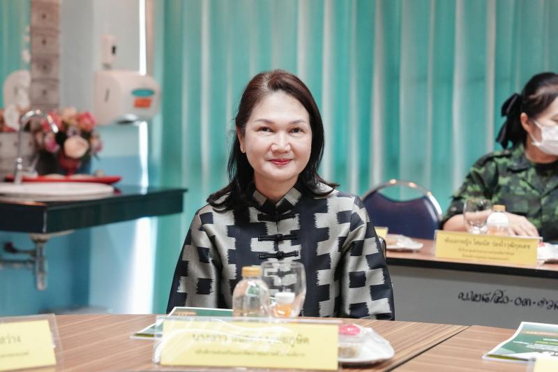 ปลัด พม. พร้อมด้วย �