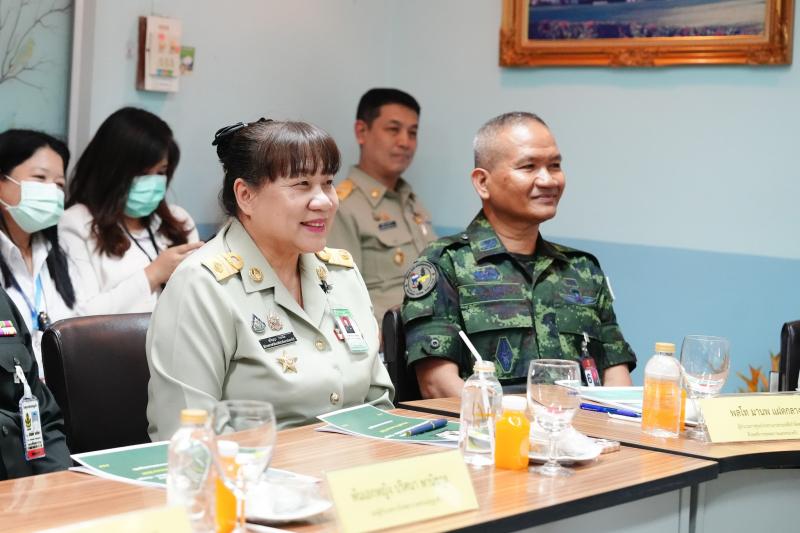 ปลัด พม. พร้อมด้วย �