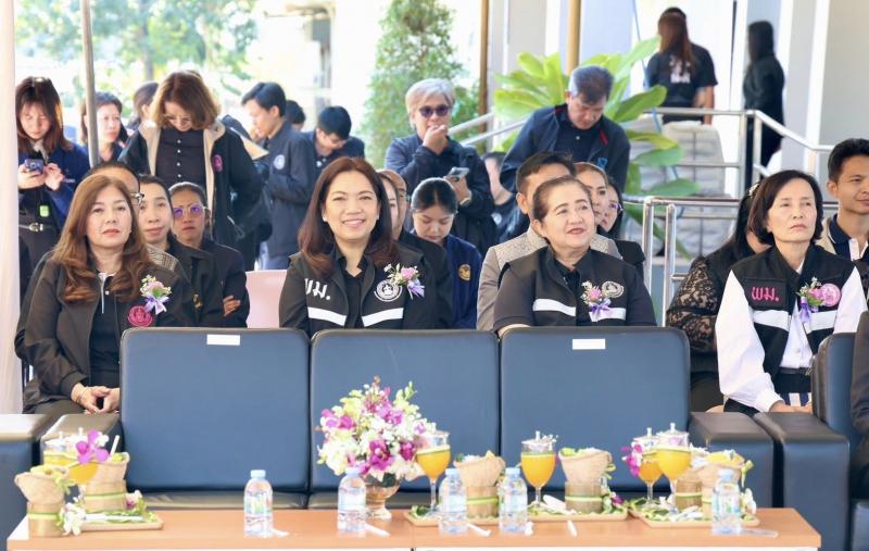 รมว.พม. ลงพื้นที่จ�