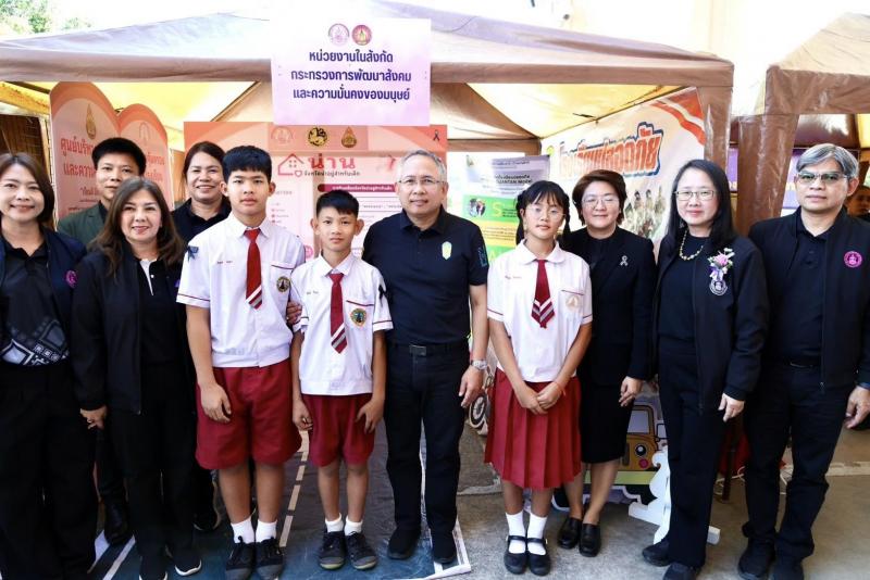 รมว.พม. ลงพื้นที่จ�