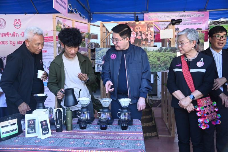 รมว.พม. ลงพื้นที่จ�