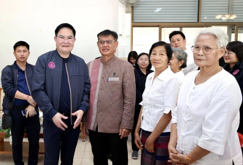 รมว.พม. ลงพื้นที่จ�