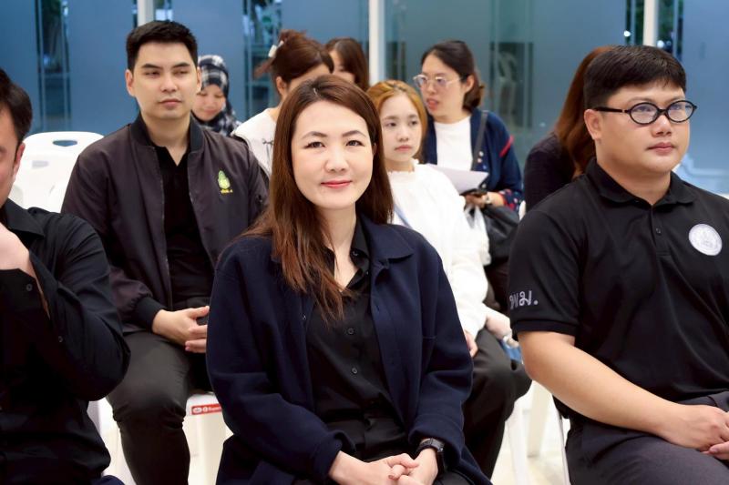 นางเตือนใจ คงสมบั�