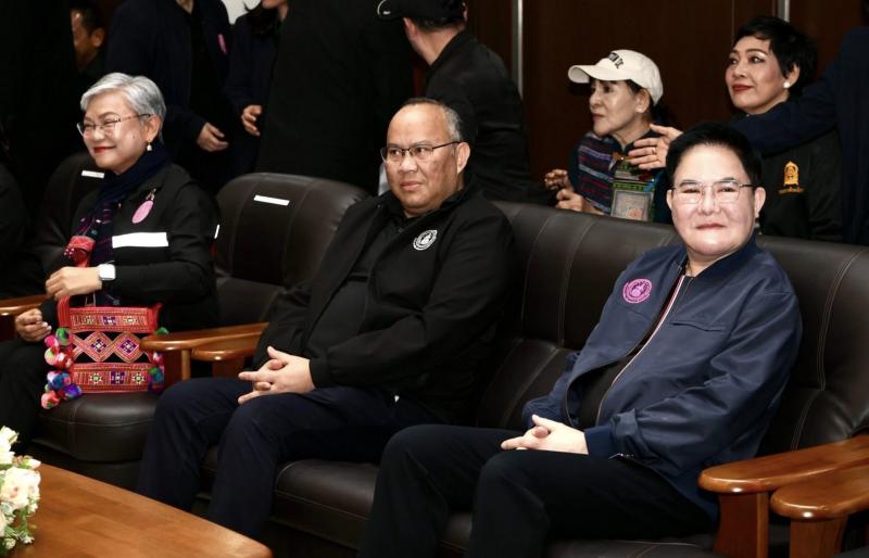 รมว.พม. ลงพื้นที่จ�