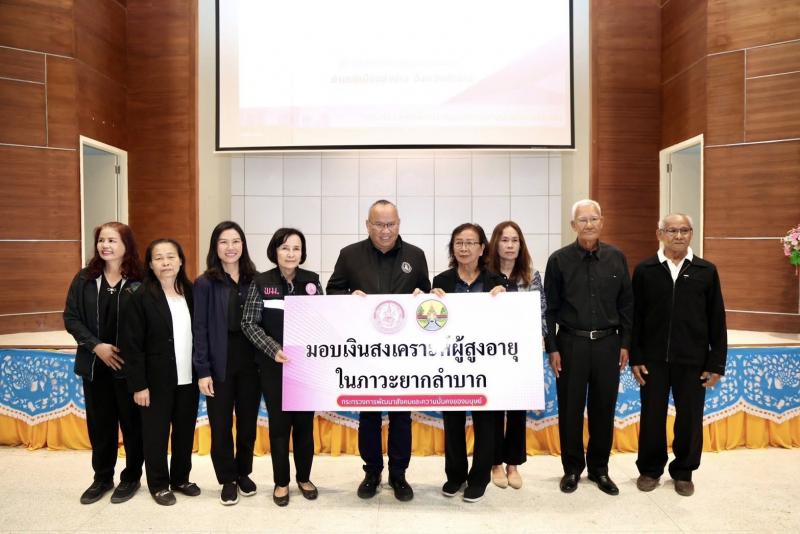 รมว.พม. ลงพื้นที่จ�
