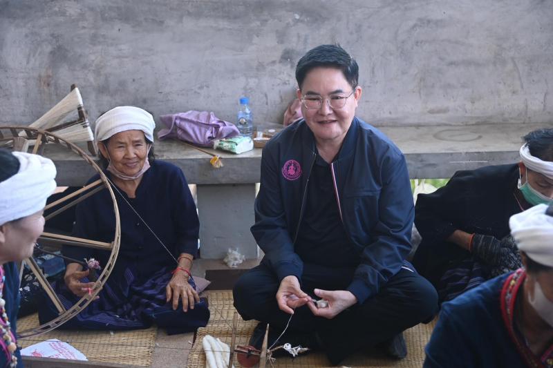 รมว.พม. ลงพื้นที่จ�