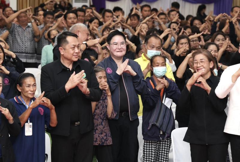รมว.พม. ลงพื้นที่จ�