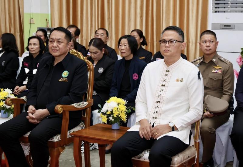 รมว.พม. ลงพื้นที่จ�