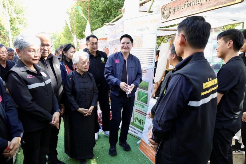 รมว.พม. ลงพื้นที่จ�
