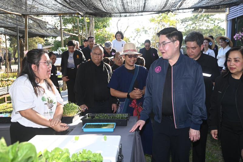 รมว.พม. ลงพื้นที่จ�