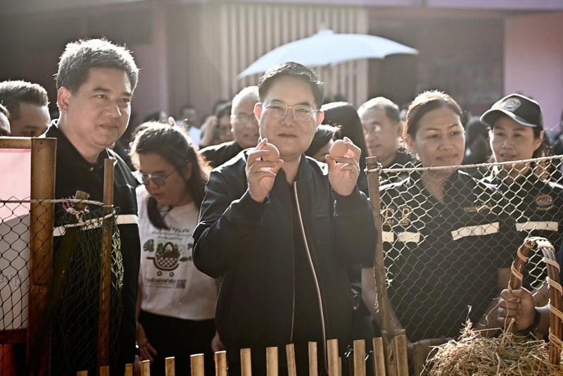 รมว.พม. ลงพื้นที่จ�