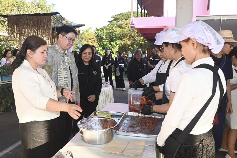 รมว.พม. ลงพื้นที่จ�