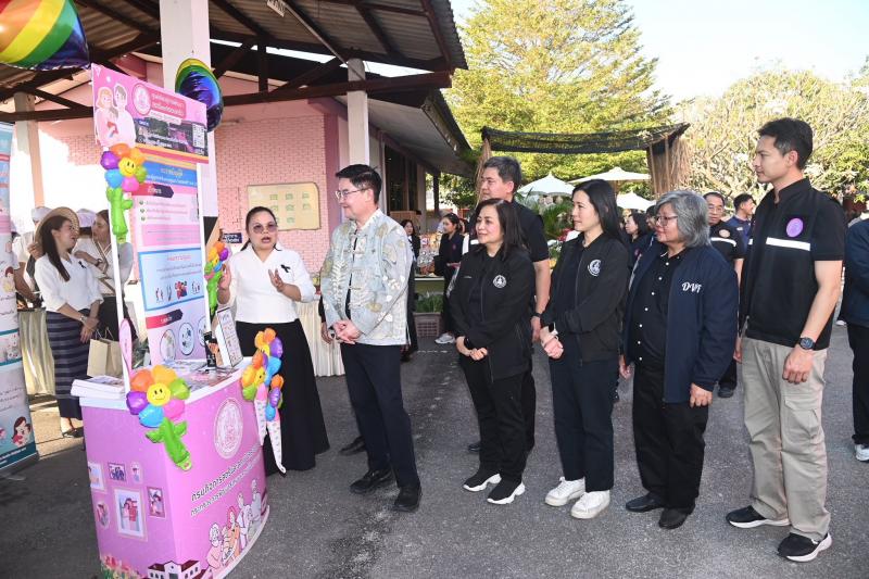 รมว.พม. ลงพื้นที่จ�