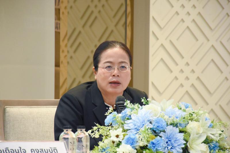 นางเตือนใจ คงสมบั�