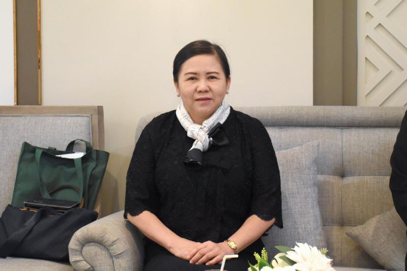 นางเตือนใจ คงสมบั�