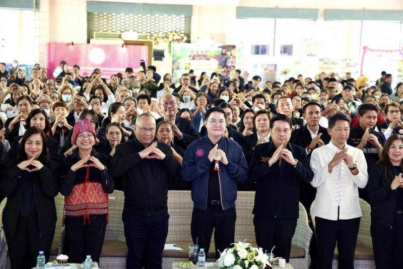 รมว.พม. ลงพื้นที่จ�