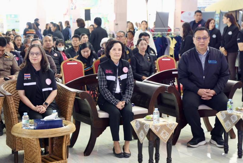 รมว.พม. ลงพื้นที่จ�