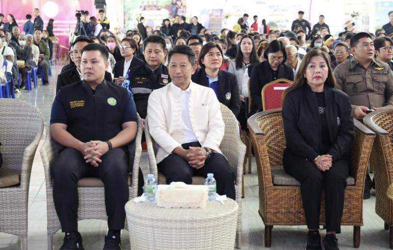 รมว.พม. ลงพื้นที่จ�