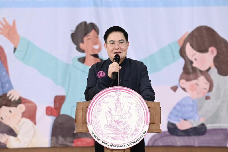 รมว.พม. ลงพื้นที่จ�