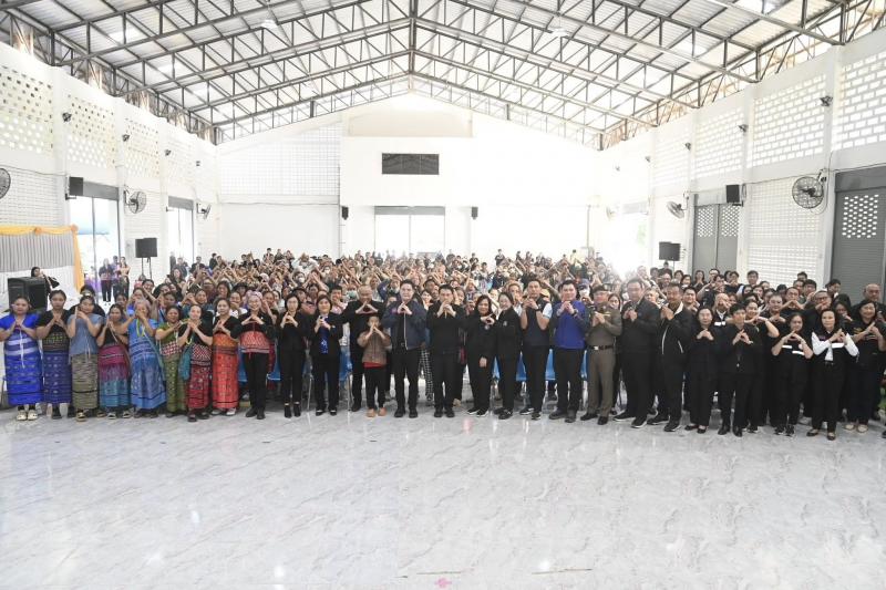 รมว.พม. ลงพื้นที่จ�