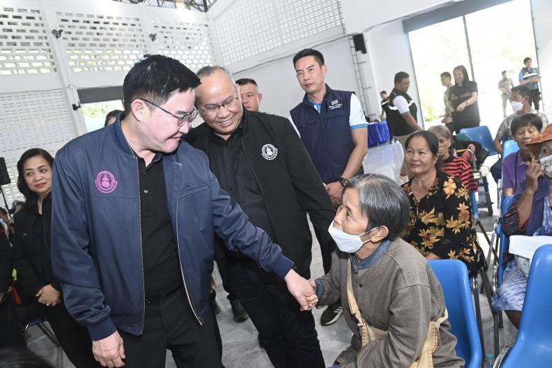 รมว.พม. ลงพื้นที่จ�