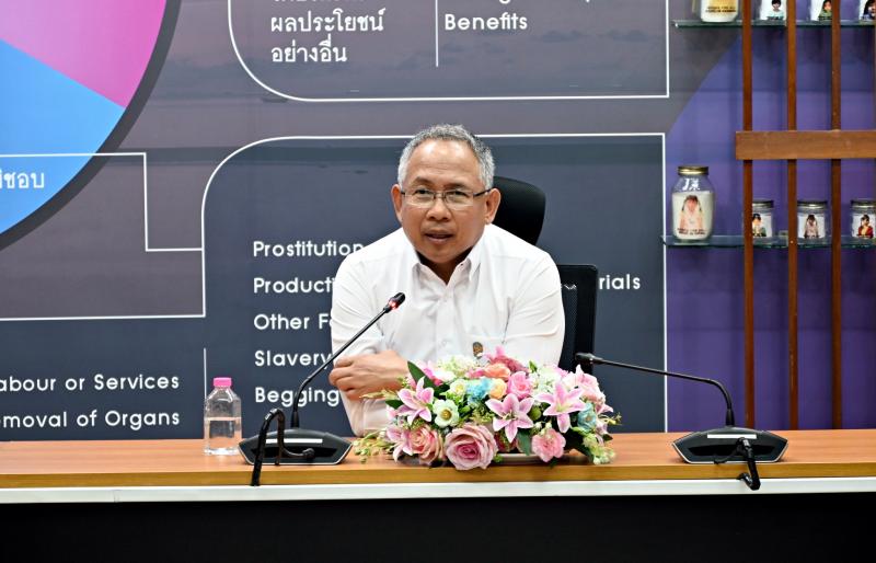 ปลัด พม. พร้อมด้วย �