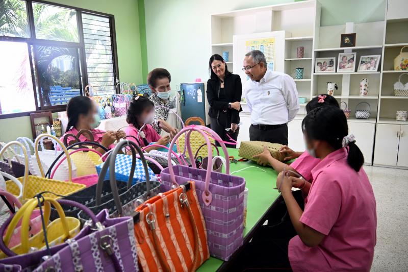 ปลัด พม. พร้อมด้วย �