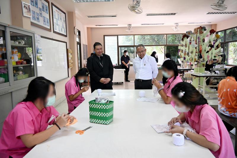ปลัด พม. พร้อมด้วย �