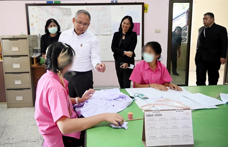 ปลัด พม. พร้อมด้วย �
