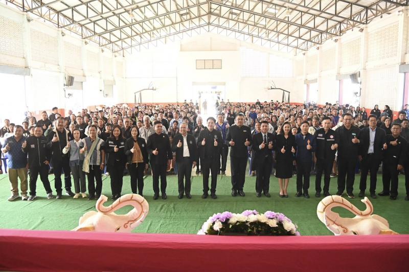 รมว.พม. ลงพื้นที่จ�