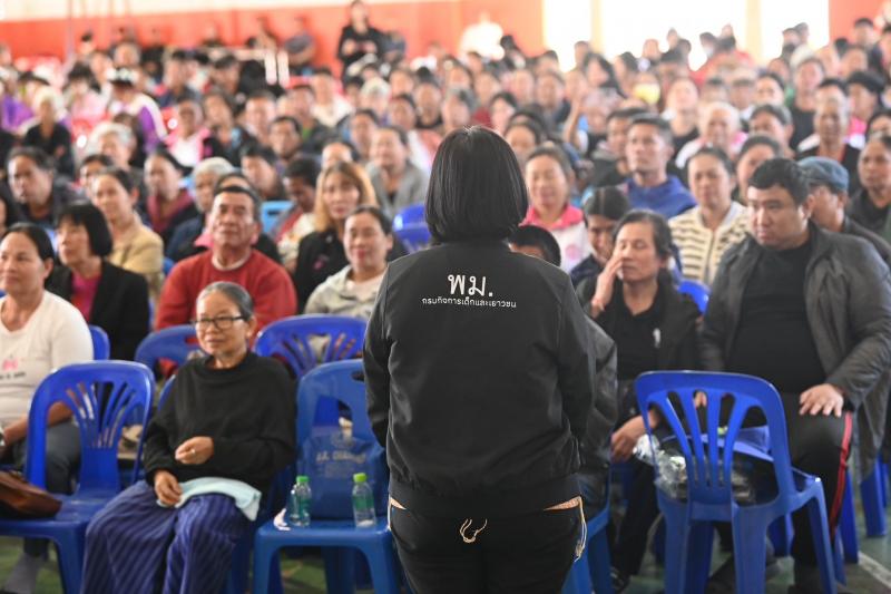 รมว.พม. ลงพื้นที่จ�