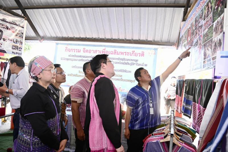 รมว.พม. ลงพื้นที่จ�