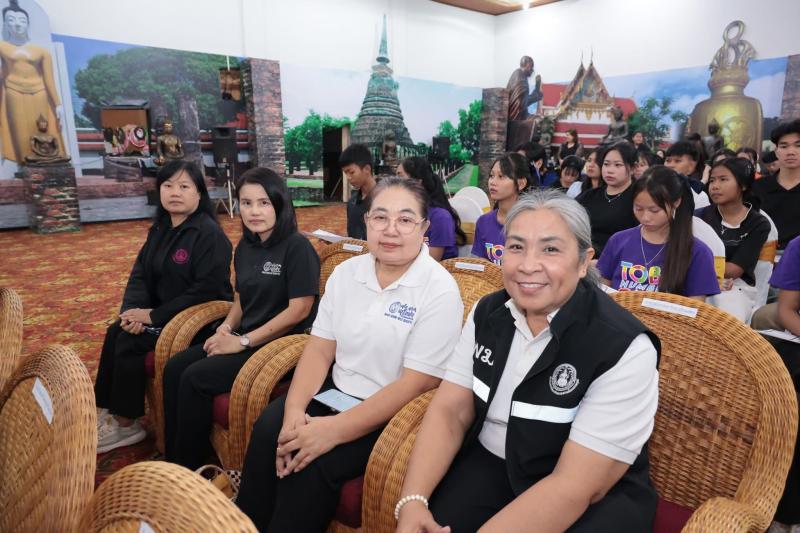 นางสาวนภาพร  เมฆาผ