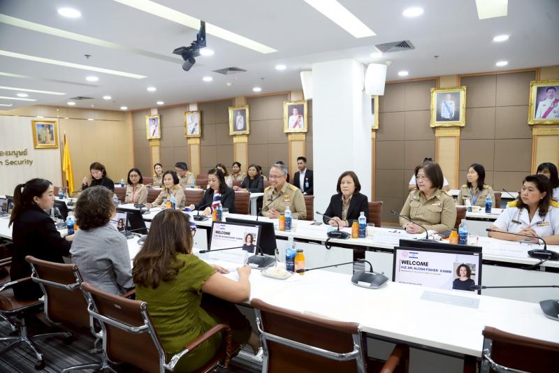 ปลัด พม. ให้การต้อ�