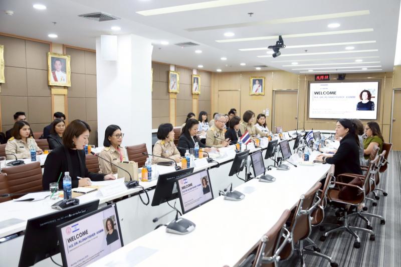 ปลัด พม. ให้การต้อ�