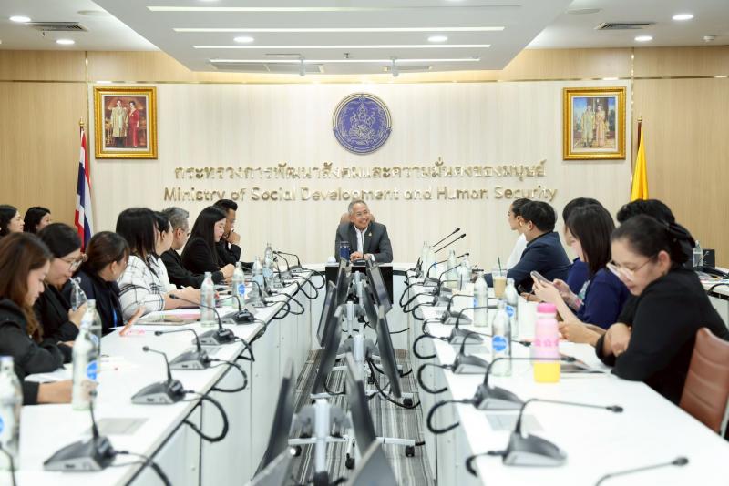 ปลัด พม. ให้นางสาว�