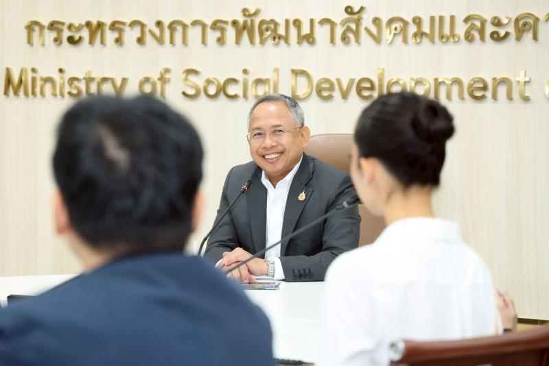 ปลัด พม. ให้นางสาว�