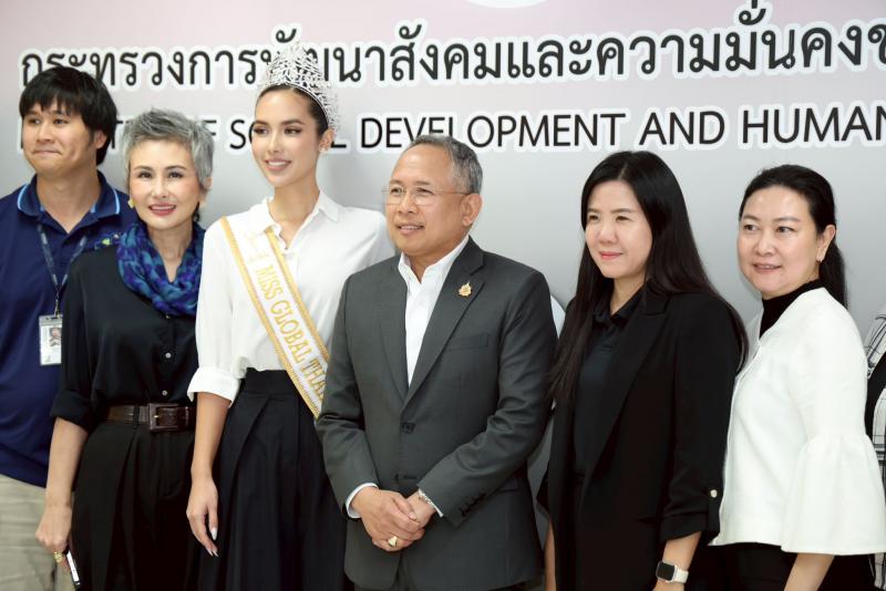 ปลัด พม. ให้นางสาว�