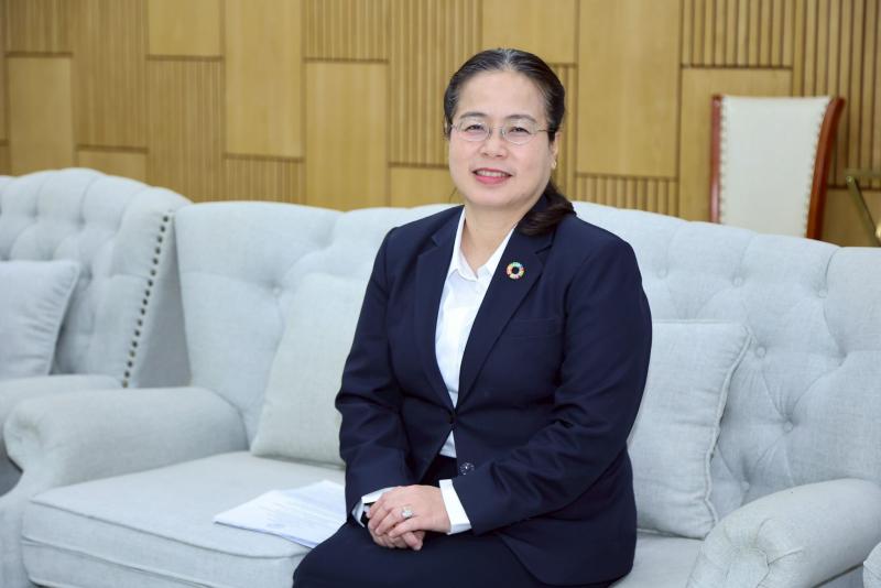 นางเตือนใจ คงสมบั�