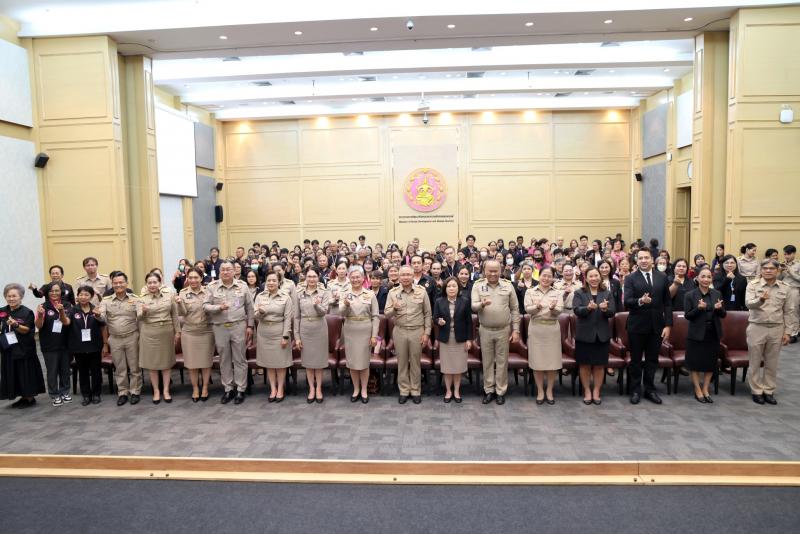 ปลัด พม. เป็นประธา�