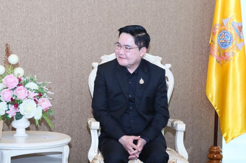 รมว.พม. ให้ นายไวยว�