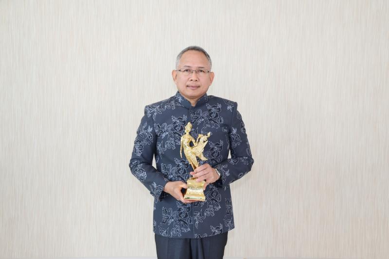 ปลัด พม. รับรางวัล &
