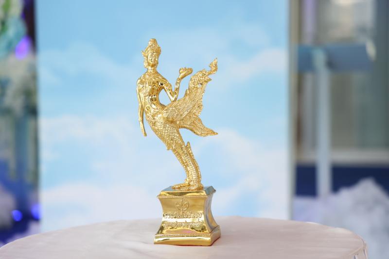 ปลัด พม. รับรางวัล &