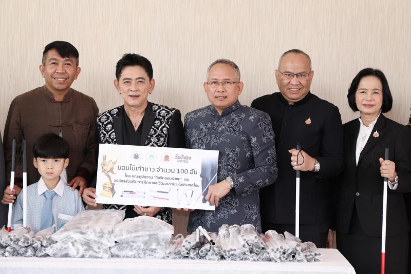 ปลัด พม. รับรางวัล &
