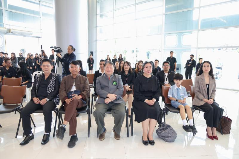 ปลัด พม. รับรางวัล &
