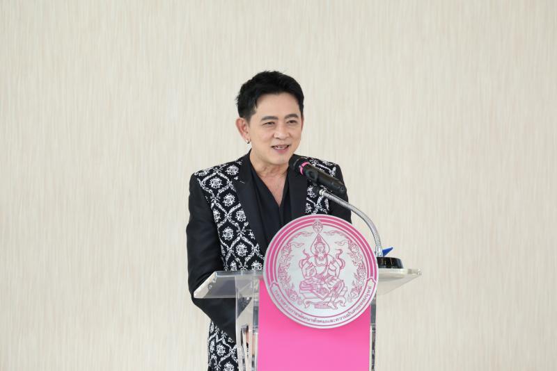 ปลัด พม. รับรางวัล &
